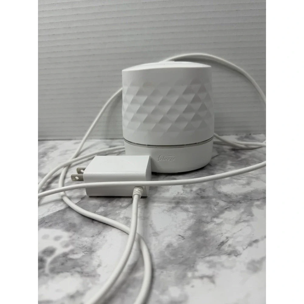 Febreze PLUG Scent Booster Continuous Scent Device Oil Diffuser New - Picture 2 of 6